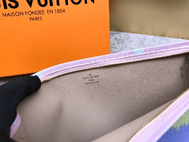 Louis Vuitton LV ESCALE POCHE TOILETTE 26 M69137